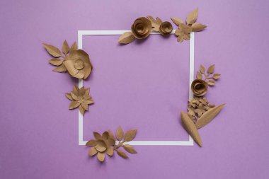 kare çerçeve craft kağıt çiçekler mor zemin üzerine. Düz yatıyordu. Doğa kavramı