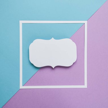 kare çerçeve mavi ve mor zemin üzerine. Düz yatıyordu.