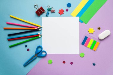 kare kare kırtasiye ve menekşe mavi arka plan ile. düz lay.