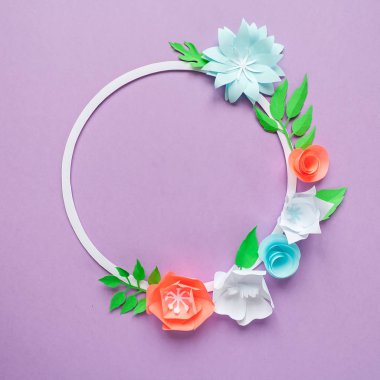 Renk kağıt çiçekler mor zemin üzerine yuvarlak çerçeveli. Kağıttan kesilmiş.