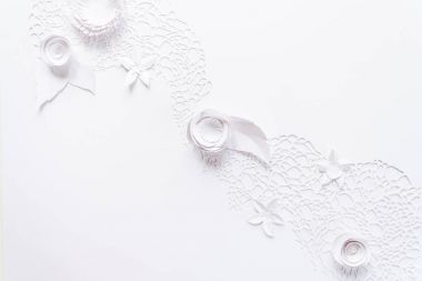 Lazer kesim, çiçek kompozisyon ile beyaz arka plan üzerinde beyaz kağıt çiçek