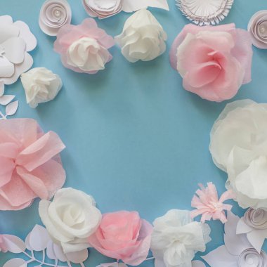 Yeşil arka plan üzerinde renkli kağıt çiçekli yuvarlak çerçeve.