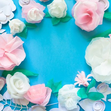 Yeşil arka plan üzerinde renkli kağıt çiçekli yuvarlak çerçeve.