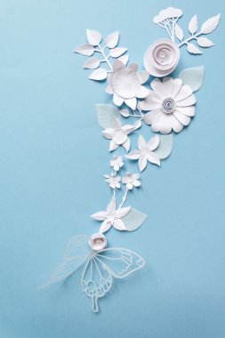 beyaz kağıt çiçekli çerçeve