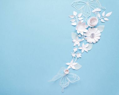 beyaz kağıt çiçekli çerçeve