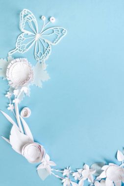 beyaz kağıt çiçekli çerçeve