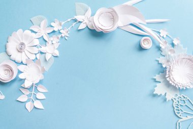 beyaz kağıt çiçekli çerçeve