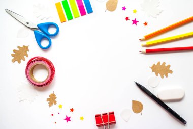 okul kırtasiye ve sonbahar yaprakları ile kare yuvarlak