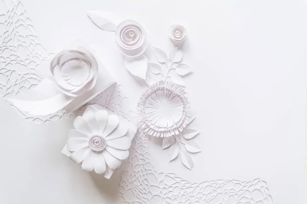 Regalos blancos y flores de papel blanco — Foto de Stock