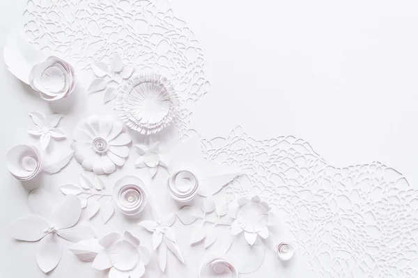 Corte por láser, composición floral con flor de papel blanco sobre fondo blanco —  Fotos de Stock