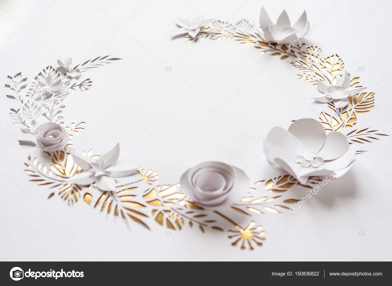 ホワイト ペーパーの花と丸いフレーム ストック写真 C Masalskaya