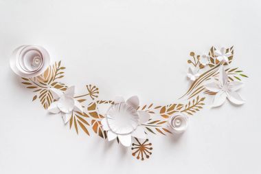 Yarım daire kare beyaz kağıt çiçekler ile