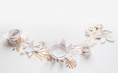 Yarım daire kare beyaz kağıt çiçekler ile