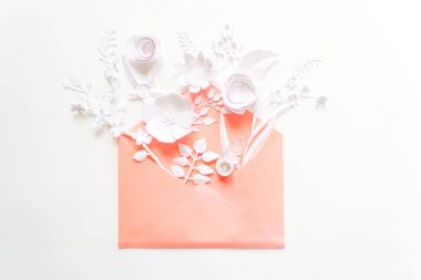 pembe zarf varios beyaz kağıt çiçek beyaz arka plan üzerinde tam açıldı