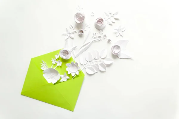 Craft kağıt zarf bahar çiçeği sakura kağıt çiçek beyaz arka plan üzerinde tam açıldı. Üstten Görünüm. aşk kavramı.