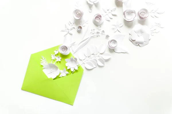 Geopend van ambachtelijke papier envelop vol Lentebloemen bloesem sakura papier op witte achtergrond. bovenaanzicht. concept van liefde. — Stockfoto