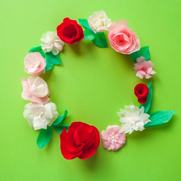 Cornice rotonda con fiore di carta a colori su sfondo verde . — Foto Stock
