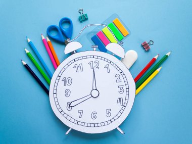 Okul Kırtasiye ile kağıt yaratıcı okul alarmı. Yakın çekim.