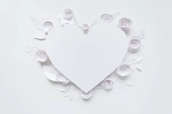 Cadre coeur avec fleur en papier blanc — Photo