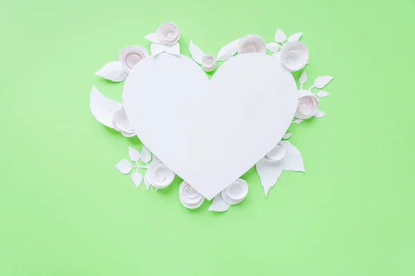 Cadre coeur avec fleur en papier blanc — Photo