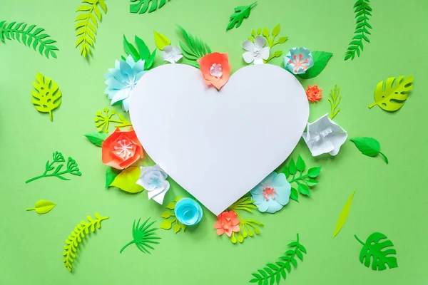 Cadre coeur avec fleur de papier couleur — Photo