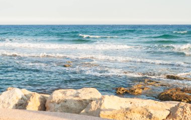 Kayalar üzerine çökmesini dalgalar deniz. Dalgalar
