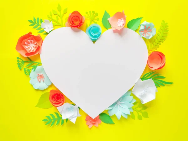 Cuore telaio con fiore di carta a colori — Foto Stock