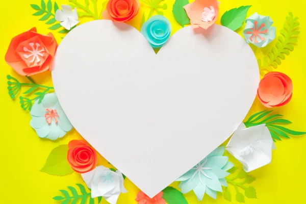 Cuore telaio con fiore di carta a colori — Foto Stock