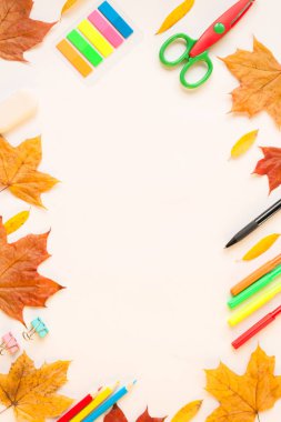 İleti örneği ve sonbahar yaprakları beyaz zemin üzerine.