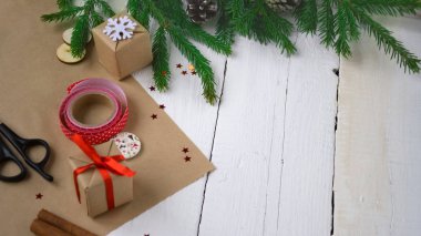 Mutlu Noeller ve mutlu yeni yıl, hediyeler, el yapımı ambalaj