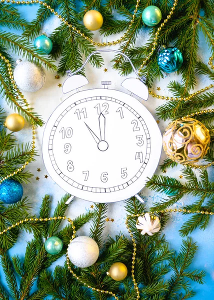 Merry Christmas and happy new year. Clock, cut out of paper, surrounded by fir-tree branches and gifts — Stock Photo, Image