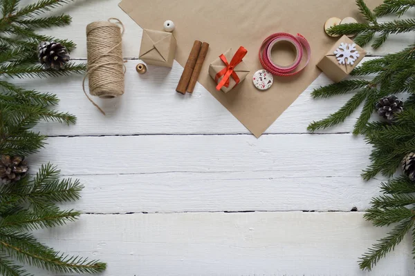 Buon Natale e felice anno nuovo, regali di imballaggio, fatti a mano — Foto Stock