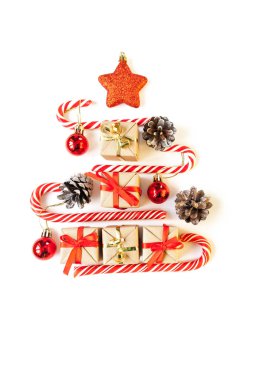 Noel ağacı, renkli hediyeler, koni ve şekerler.