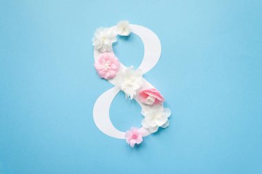 8 Mart kadınlar günü kartı kağıt çiçekler ile