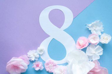 8 Mart kadınlar günü kartı kağıt çiçekler ile