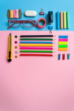 kare kare Kırtasiye pembe ve mavi arka plan ile. düz lay.