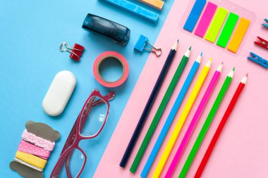 kare kare Kırtasiye pembe ve mavi arka plan ile. düz lay.