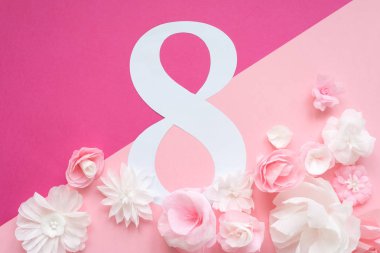 8 Mart kadınlar günü kartı kağıt çiçekler ile
