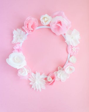 Kağıt çiçekler ile yuvarlak çerçeve