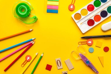 Yuvarlak kare. Sarı zemin üzerine ileti örneği.