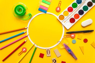 Yuvarlak kare. Sarı zemin üzerine ileti örneği.