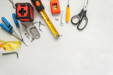 beyaz zemin üzerinde birçok araç