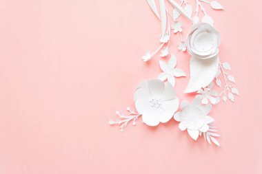 beyaz kağıt çiçekli çerçeve