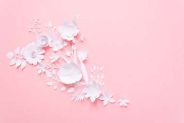 beyaz kağıt çiçekli çerçeve