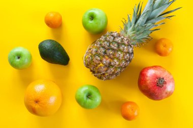 Sarı bir arka plan üzerinde egzotik meyve