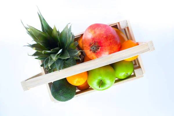 Tropické ovoce v dřevěné krabičce — Stock fotografie