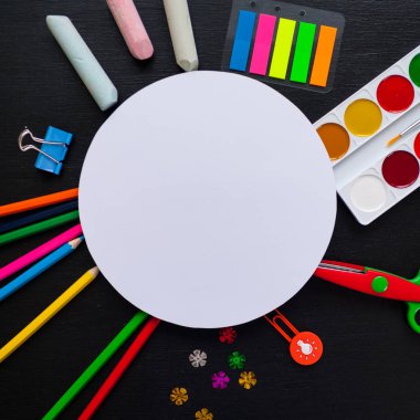 ileti örneği düz yuvarlak çerçeveli Siyah Kara tahta yatıyordu