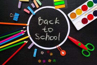 ileti örneği düz yuvarlak çerçeveli Siyah Kara tahta yatıyordu