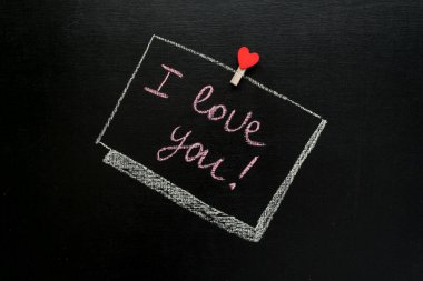 Sevgililer günü mesajı, tebeşir ile bir sayfa üzerinde yazılı seni seviyorum.