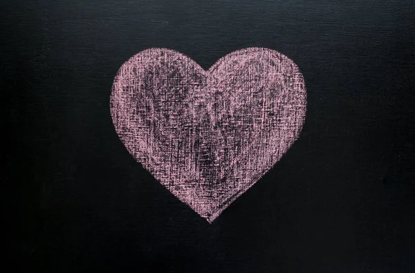 用粉笔在黑板上画的心 — 图库照片